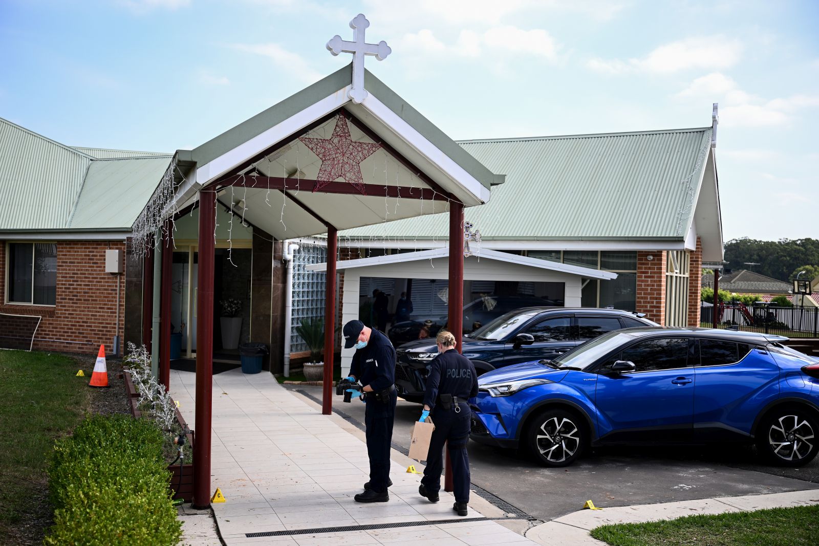 epa11281176 NSW Forensic police officers investigate at Christ The Good Shepherd Church in the suburb of Wakeley, in Sydney, Australia, 16 April 2024. A 15-year-old boy has been arrested after a stabbing at an Orthodox Assyrian church in western Sydney which sparked unrest as an angry mob confronted police.  EPA/BIANCA DE MARCHI   AUSTRALIA AND NEW ZEALAND OUT