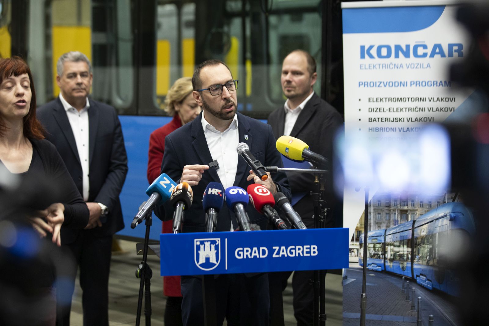 Zagreb, 22.04.2024 - Gradonačelnik Grada Zagreba Tomislav Tomašević i zamjenici gradonačelnika Danijela Dolenec i Luka Korlaet posjetili su pogon Končar – Električna vozila u povodu predstavljanja statusa proizvodnje novih niskopodnih tramvaja NT2400 za ZET. Na fotografiji Tomislav Tomašević.
 foto HINA/ Daniel KASAP/ dk