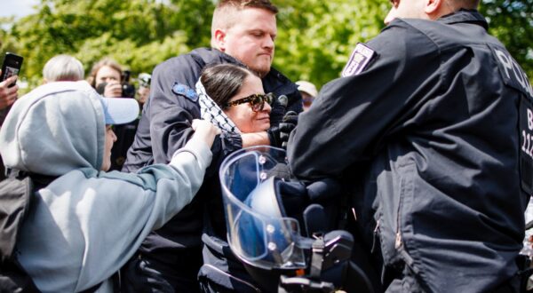 epa11302585 Police officers detain a protester, as they try to dismantle a pro-Palestine protest camp in Berlin, Germany, 26 April 2024. A pro-Palestine protest camp set up at the Berlin Chancellery was closed and deconstructed by Berlin Police after repeated criminal offenses and violations of the restrictions, Berlin Police said.  EPA/CLEMENS BILAN