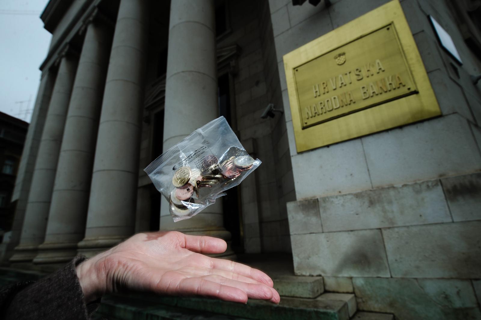 15.11.2022., Zagreb - HNB. Pocetni paket eurokovanica za potrosace bit ce dostupni od 1. prosinca u bankama, Financijskoj agenciji te HP-Hrvatskoj posti, a najvise ce se moci kupiti dva pocetna paketa eurokovanica za potrosace po jednoj transakciji. Paketi su pakirani u male plasticne vrecice u kojim se nalaze 33 eurokovanice svih apoena u vrijednosti od 13,28 eura, odnosno 100 kuna ce potrosaci izdvojiti za jedan pocetni paket eurokovanica.  Photo: Sanjin Strukic/PIXSELL