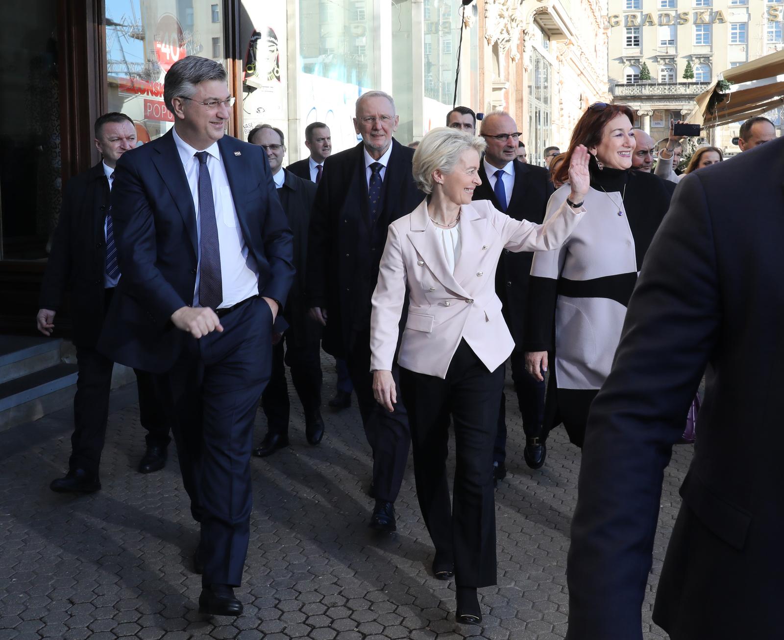01.01.2023. Zagreb - Predsjednik Vlade Andrej Plenkovic i predsjednica Europske komisije Ursula von der Leyen setnjom iz Bakaceve ulice dosli su  na Trg bana Jelacica gdje su popili kavu i platiti eurima Photo: Emica Elvedji/PIXSELL
