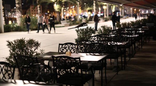 01.04.2021., Split - Ugostitelji na splitskoj rivi od 20 sati, a neki i ranije, zatvorili su svoje terase i zavrsili s posluzivanjem gostiju. Photo: Ivo Cagalj/PIXSELL