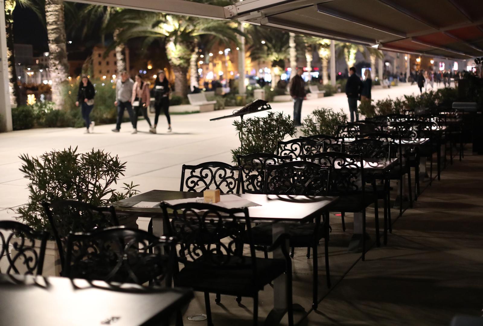 01.04.2021., Split - Ugostitelji na splitskoj rivi od 20 sati, a neki i ranije, zatvorili su svoje terase i zavrsili s posluzivanjem gostiju. Photo: Ivo Cagalj/PIXSELL