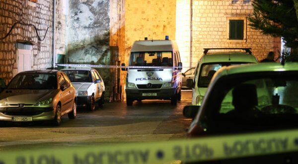 10.04.2024. Split, U Kastel Stafilicu oko 19:30 doslo je do ozlijedjivanja dvije osobe. Prema prikupljenim informacijama jedna osoba je  zadobila ozljede iz vatrenog oruzja, dok je druga osoba zadobila ozljede nanesene  ostro-tupim  predmetom. Obje osobe su  prevezene na pruzanje lijecnicke pomoci u splitsku bolnicu. a osoba koja se dovodi u vezu s dogadjajem  je uhicena i dovedena je u sluzbene prostorije policije. Policijski ocevid je u tijeku. Photo: Ivana Ivanovic/PIXSELL