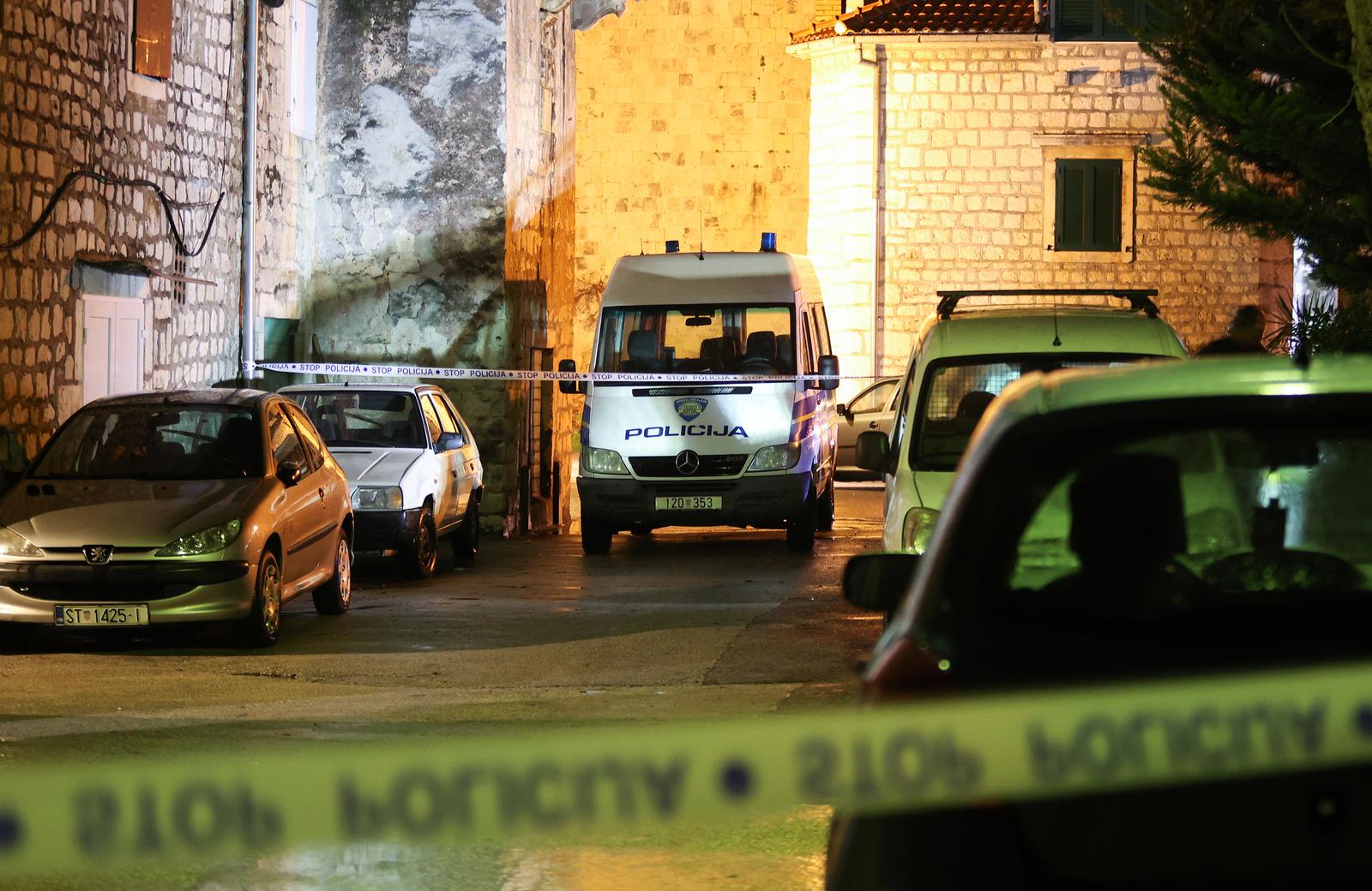 10.04.2024. Split, U Kastel Stafilicu oko 19:30 doslo je do ozlijedjivanja dvije osobe. Prema prikupljenim informacijama jedna osoba je  zadobila ozljede iz vatrenog oruzja, dok je druga osoba zadobila ozljede nanesene  ostro-tupim  predmetom. Obje osobe su  prevezene na pruzanje lijecnicke pomoci u splitsku bolnicu. a osoba koja se dovodi u vezu s dogadjajem  je uhicena i dovedena je u sluzbene prostorije policije. Policijski ocevid je u tijeku. Photo: Ivana Ivanovic/PIXSELL