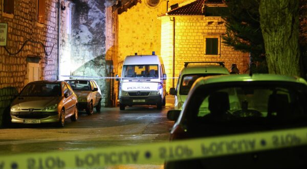 10.04.2024. Split, U Kastel Stafilicu oko 19:30 doslo je do ozlijedjivanja dvije osobe. Prema prikupljenim informacijama jedna osoba je  zadobila ozljede iz vatrenog oruzja, dok je druga osoba zadobila ozljede nanesene  ostro-tupim  predmetom. Obje osobe su  prevezene na pruzanje lijecnicke pomoci u splitsku bolnicu. a osoba koja se dovodi u vezu s dogadjajem  je uhicena i dovedena je u sluzbene prostorije policije. Policijski ocevid je u tijeku. Photo: Ivana Ivanovic/PIXSELL