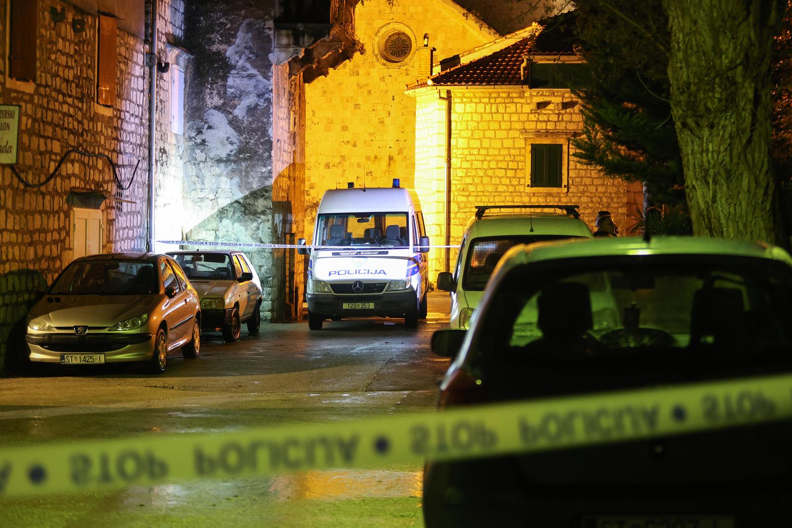 10.04.2024. Split, U Kastel Stafilicu oko 19:30 doslo je do ozlijedjivanja dvije osobe. Prema prikupljenim informacijama jedna osoba je  zadobila ozljede iz vatrenog oruzja, dok je druga osoba zadobila ozljede nanesene  ostro-tupim  predmetom. Obje osobe su  prevezene na pruzanje lijecnicke pomoci u splitsku bolnicu. a osoba koja se dovodi u vezu s dogadjajem  je uhicena i dovedena je u sluzbene prostorije policije. Policijski ocevid je u tijeku. Photo: Ivana Ivanovic/PIXSELL