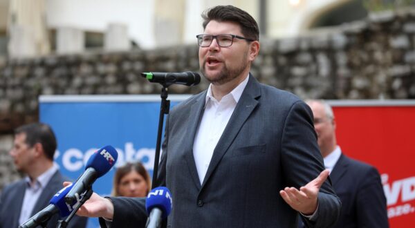 02.04.2024., Rijeka - Predstavljanje kandidata  koalicije "Rijeke pravde" za VIII. izbornu jedinicu. Pedja Grbin Photo: Goran Kovacic/PIXSELL