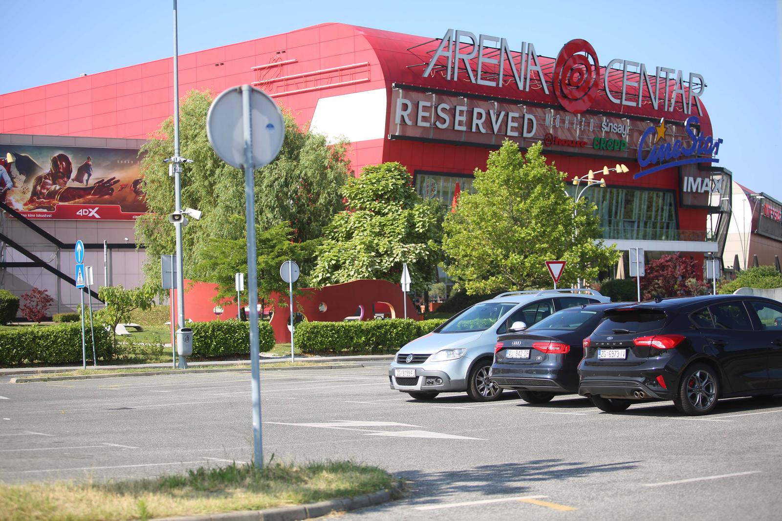02.07.2023., Zagreb - Zauzeta su tek poneka parkiralisna mjesta ispred Arena centra zbog primjenjivanja novog zakona o neradnim nedjeljama. Photo: Lovro Domitrovic/PIXSELL
