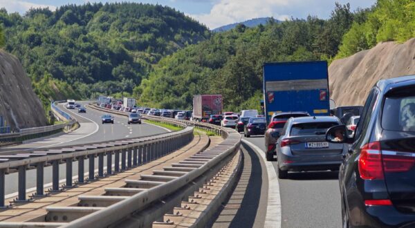 03.08.2023. Ogulin - Oko 9 sati je zbog požara na teretnom vozilu bio prekinut promet na autocesti A1 Zagreb - Ploče - Karamatići, između čvorova Ogulin i Brinje u smjeru Dubrovnika. Sada se na tom dijelu vozi jednom trakom, a kolona je duga oko sedam kilometara. Kamion se oko 8:30 sati zapalio na zaustavnoj traci 600 metara prije odmorišta Modruš. Promet se odvijao pretjecajnom trakom, no zbog velikog dima oko 9 sati je obustavljen. Ozlijeđenih nije bilo. Photo: Marko Prpic/PIXSELL
