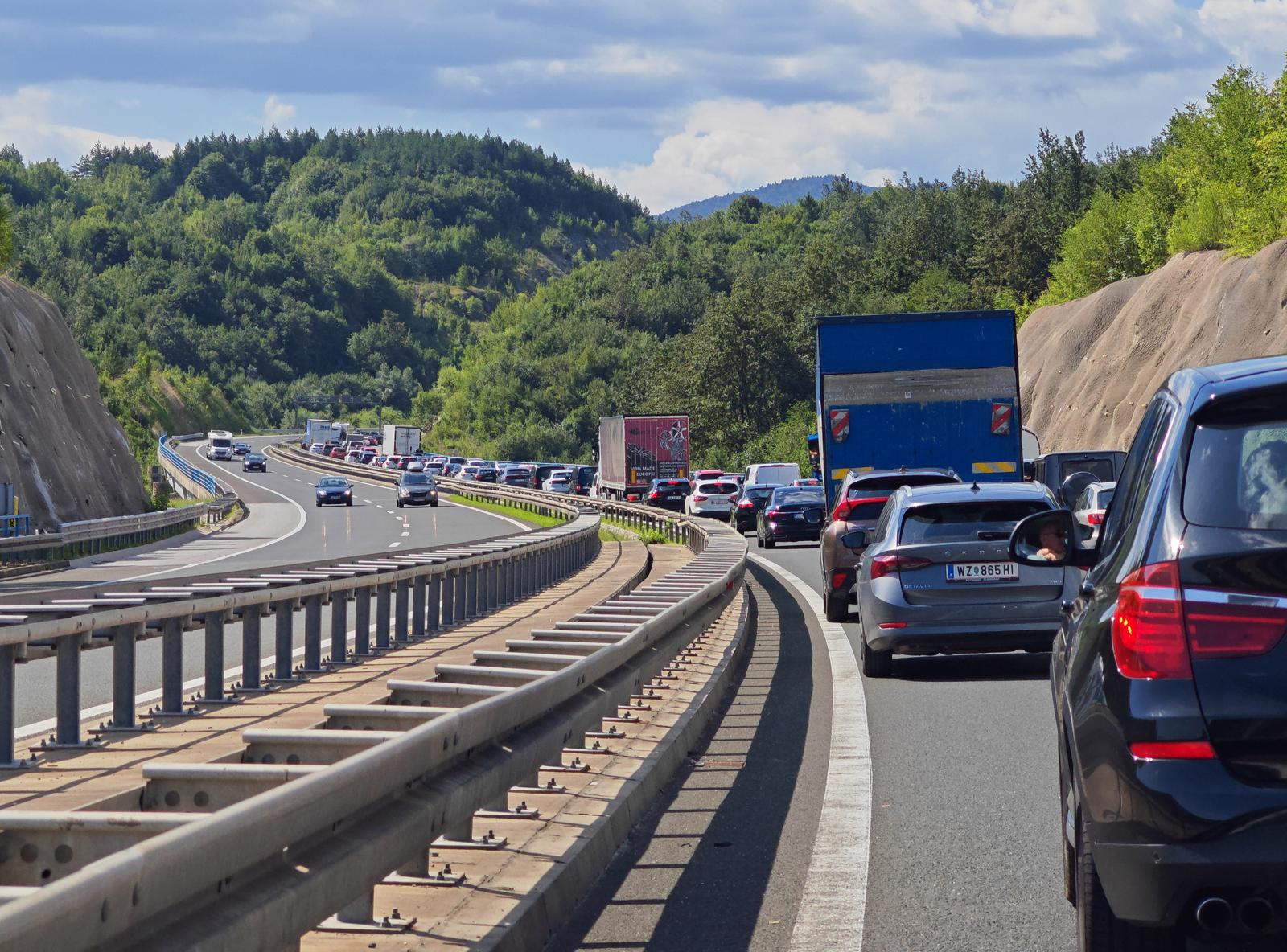 03.08.2023. Ogulin - Oko 9 sati je zbog požara na teretnom vozilu bio prekinut promet na autocesti A1 Zagreb - Ploče - Karamatići, između čvorova Ogulin i Brinje u smjeru Dubrovnika. Sada se na tom dijelu vozi jednom trakom, a kolona je duga oko sedam kilometara. Kamion se oko 8:30 sati zapalio na zaustavnoj traci 600 metara prije odmorišta Modruš. Promet se odvijao pretjecajnom trakom, no zbog velikog dima oko 9 sati je obustavljen. Ozlijeđenih nije bilo. Photo: Marko Prpic/PIXSELL