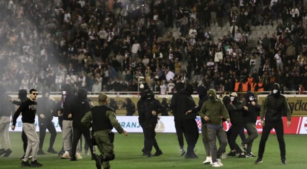 03.04.2024., stadion Poljud, Split - SuperSport Hrvatski nogometni kup, polufinale, HNK Hajduk - GNK Dinamo. Nakon zavrsetka  utakmice upadom Torcide na teren nastali su neredi i sukob s policijom koja je kasnije ispraznila cijeli stadion. Photo: Ivo Cagalj/PIXSELL