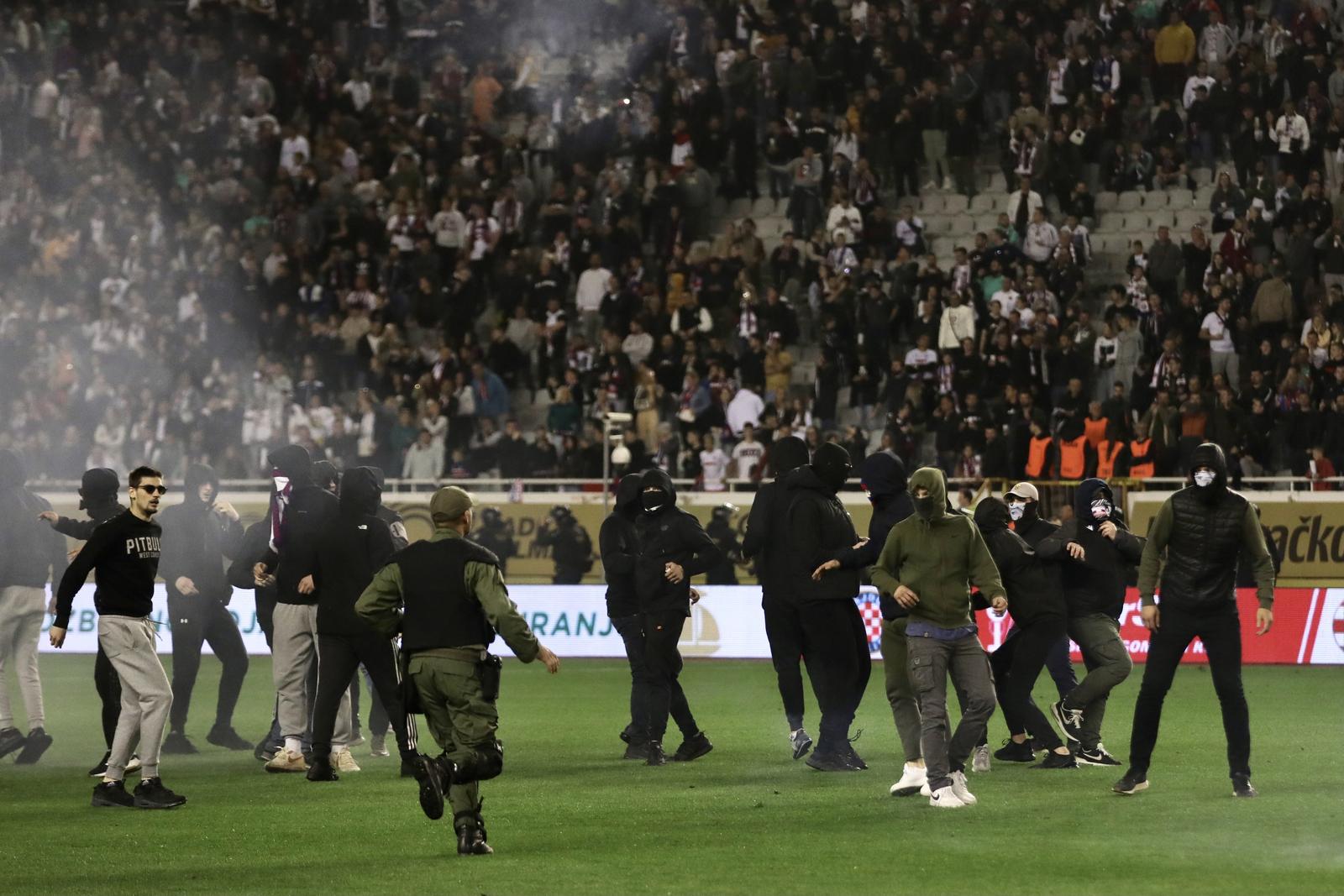 03.04.2024., stadion Poljud, Split - SuperSport Hrvatski nogometni kup, polufinale, HNK Hajduk - GNK Dinamo. Nakon zavrsetka  utakmice upadom Torcide na teren nastali su neredi i sukob s policijom koja je kasnije ispraznila cijeli stadion. Photo: Ivo Cagalj/PIXSELL