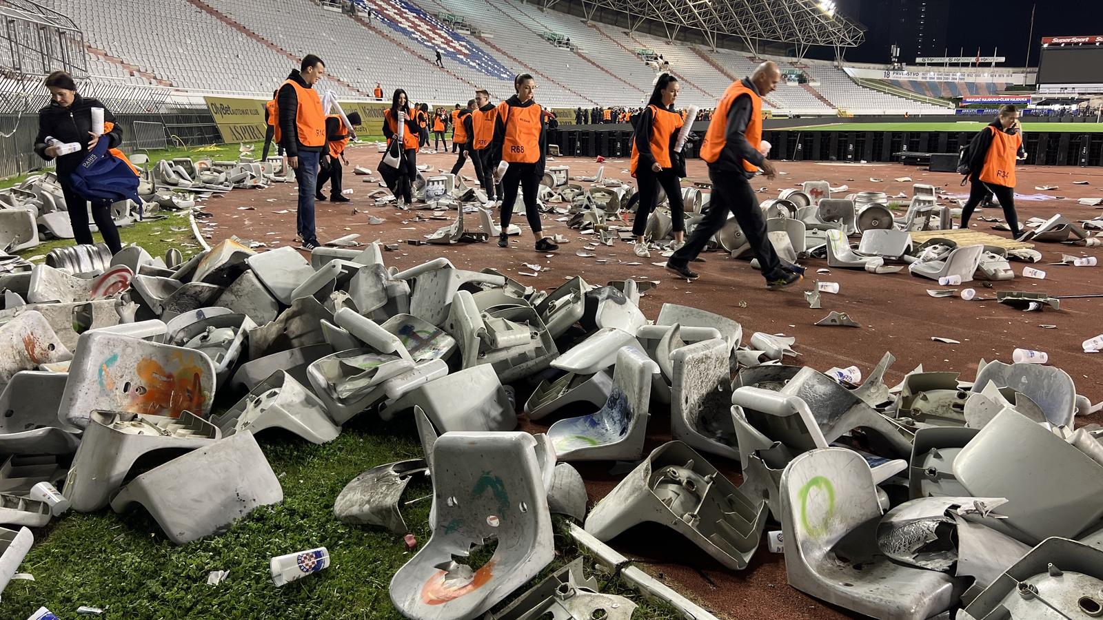 03.04.2024., stadion Poljud, Split - SuperSport Hrvatski nogometni kup, polufinale, HNK Hajduk - GNK Dinamo. Nakon zavrsetka  utakmice upadom Torcide na teren nastali su neredi i sukob s policijom koja je kasnije ispraznila cijeli stadion. Photo: Ivo Cagalj/PIXSELL
