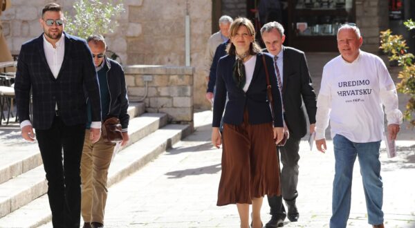 04.04.2024., Sibenik - Karolina Vidovic Kristo, predsjednica stranke Odlucno i pravedno, u Sibeniku se ispred katedrale sv Jakova obratila hrvatskim glasacima sa osvrtom na postojecu situaciju u Hrvatskoj. Photo: Dusko Jaramaz/PIXSELL
