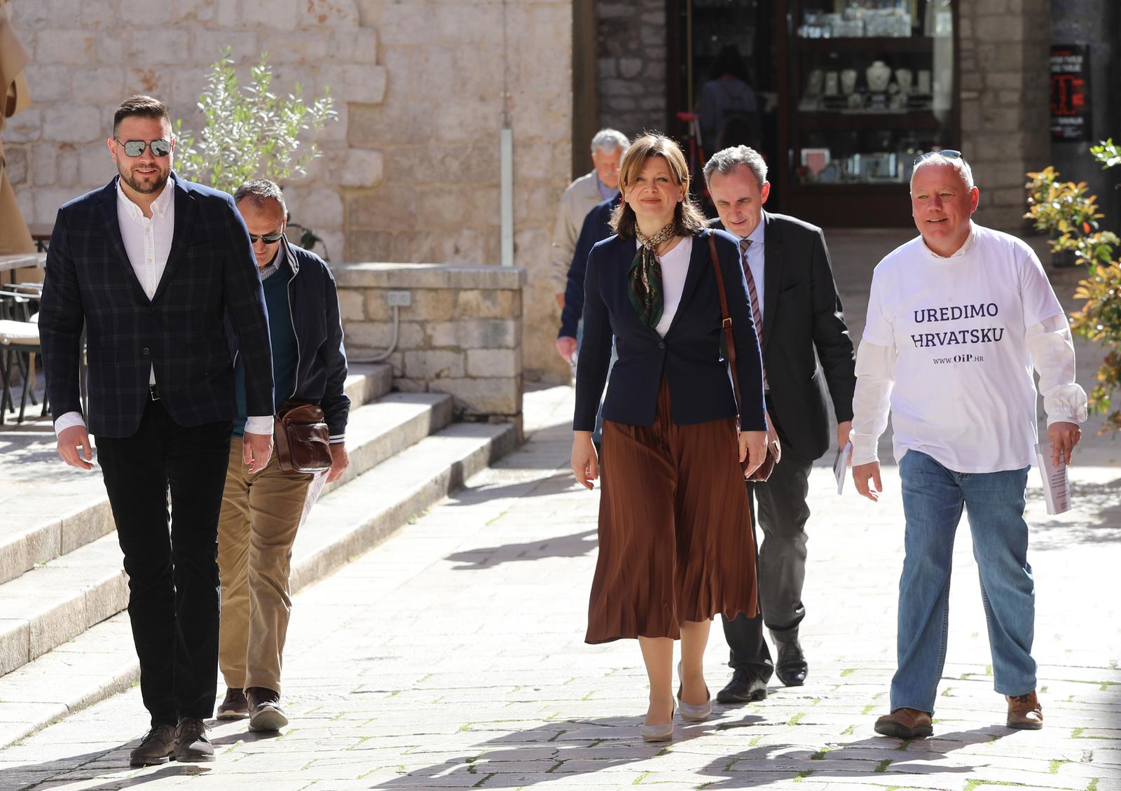 04.04.2024., Sibenik - Karolina Vidovic Kristo, predsjednica stranke Odlucno i pravedno, u Sibeniku se ispred katedrale sv Jakova obratila hrvatskim glasacima sa osvrtom na postojecu situaciju u Hrvatskoj. Photo: Dusko Jaramaz/PIXSELL