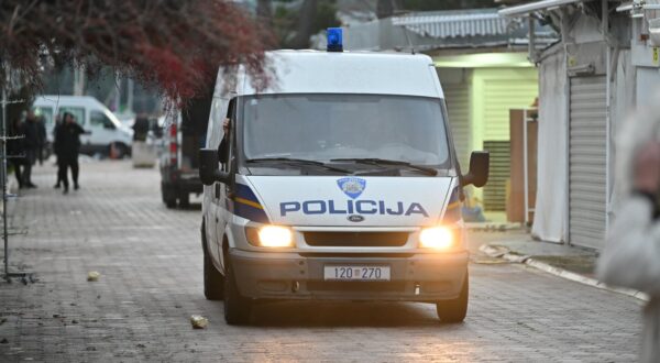 01.05.2023., Makarska - Policija i specijalci ogradili Peskeru, krece uklanjanje kioska sa setnice, neki obrtnici u strahu od visokih kazni kioske uklanjaju sami. Photo: Matko Begovic/PIXSELL