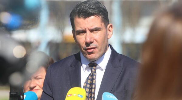 05.04.2024., Karlovac - Ispred Prekrsajnog suda odrzana je konferencija za medije Mosta na temu "Kad Most preuzme odgovornost za drzavu, prvi potez ce nam biti postavljanje vojske na granice". Nikola Grmoja Photo: Kristina Stedul Fabac/PIXSELL