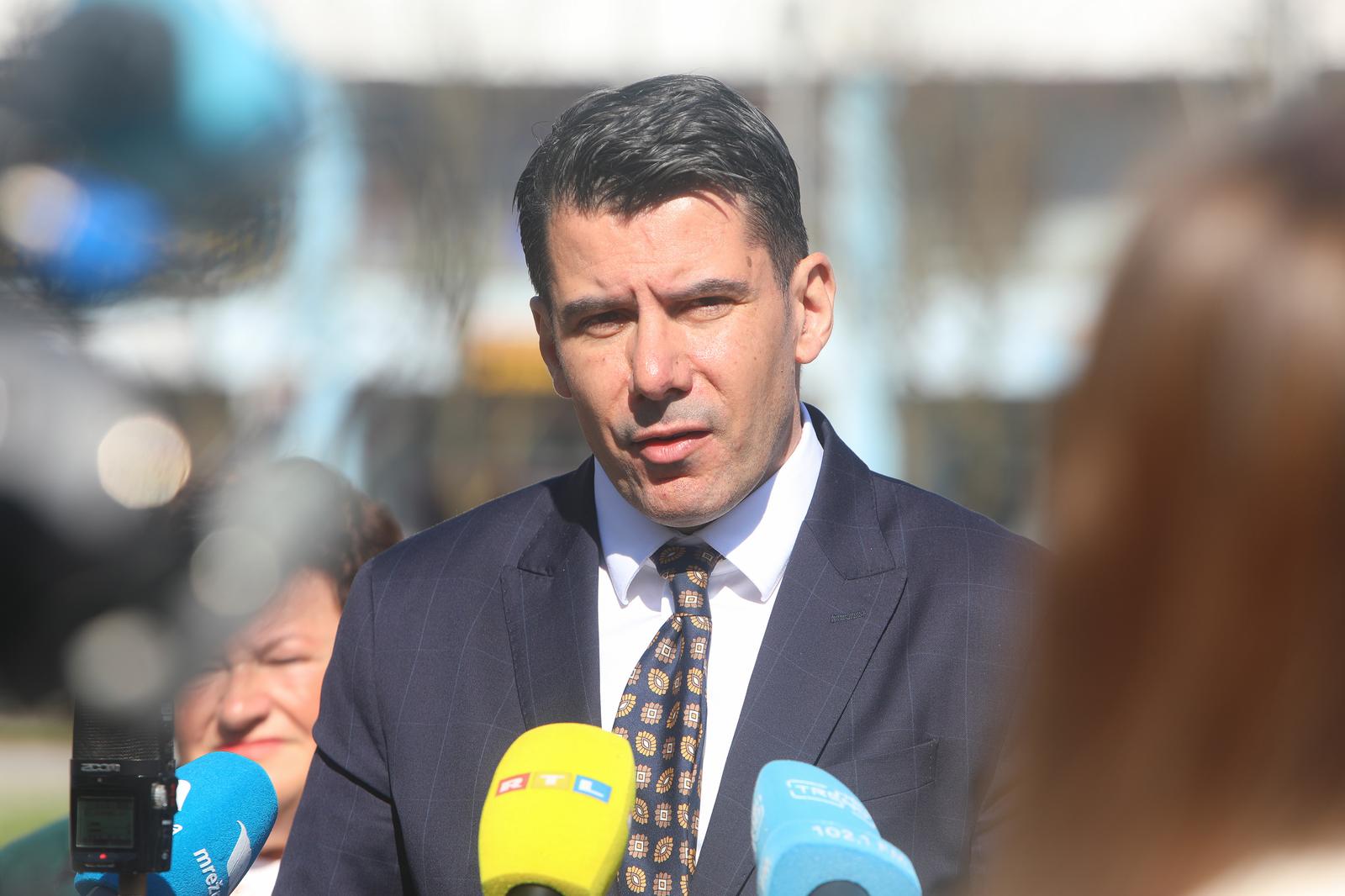 05.04.2024., Karlovac - Ispred Prekrsajnog suda odrzana je konferencija za medije Mosta na temu "Kad Most preuzme odgovornost za drzavu, prvi potez ce nam biti postavljanje vojske na granice". Nikola Grmoja Photo: Kristina Stedul Fabac/PIXSELL