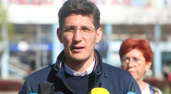 05.04.2024., Karlovac - Ispred Prekrsajnog suda odrzana je konferencija za medije Mosta na temu "Kad Most preuzme odgovornost za drzavu, prvi potez ce nam biti postavljanje vojske na granice". Zvonimir Troskot Photo: Kristina Stedul Fabac/PIXSELL