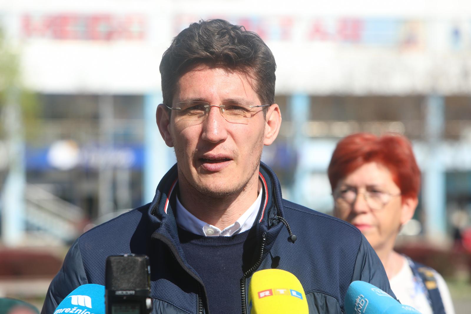 05.04.2024., Karlovac - Ispred Prekrsajnog suda odrzana je konferencija za medije Mosta na temu "Kad Most preuzme odgovornost za drzavu, prvi potez ce nam biti postavljanje vojske na granice". Zvonimir Troskot Photo: Kristina Stedul Fabac/PIXSELL
