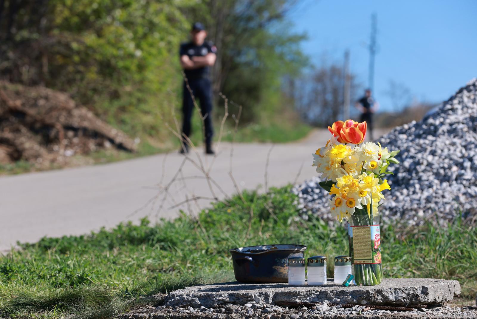 05.04.2024., Banjsko polje - Lokacija na kojem je nestala Danka boravila kada je tragicno stradala. Policija cuva mjesto dogadja, a mjestani su stavili cvijece za nestalu Danku. Photo: Davor Javorovic/PIXSELL
