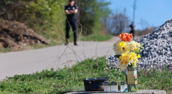 05.04.2024., Banjsko polje - Lokacija na kojem je nestala Danka boravila kada je tragicno stradala. Policija cuva mjesto dogadja, a mjestani su stavili cvijece za nestalu Danku. Photo: Davor Javorovic/PIXSELL