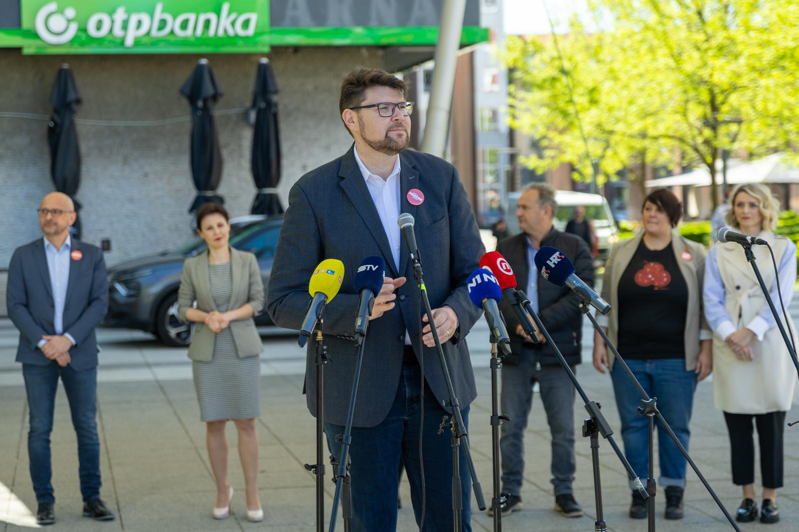 05.04.2024., Osijek  - Predstavljanje kandidata i kandidatkinja koalicije Rijeke pravde iz IV. izborne jedinice. Predsjednik SDP-a Peda Grbin bit ce dostupan za izjave nakon predstavljanja. Photo: Borna Jaksic/PIXSELL