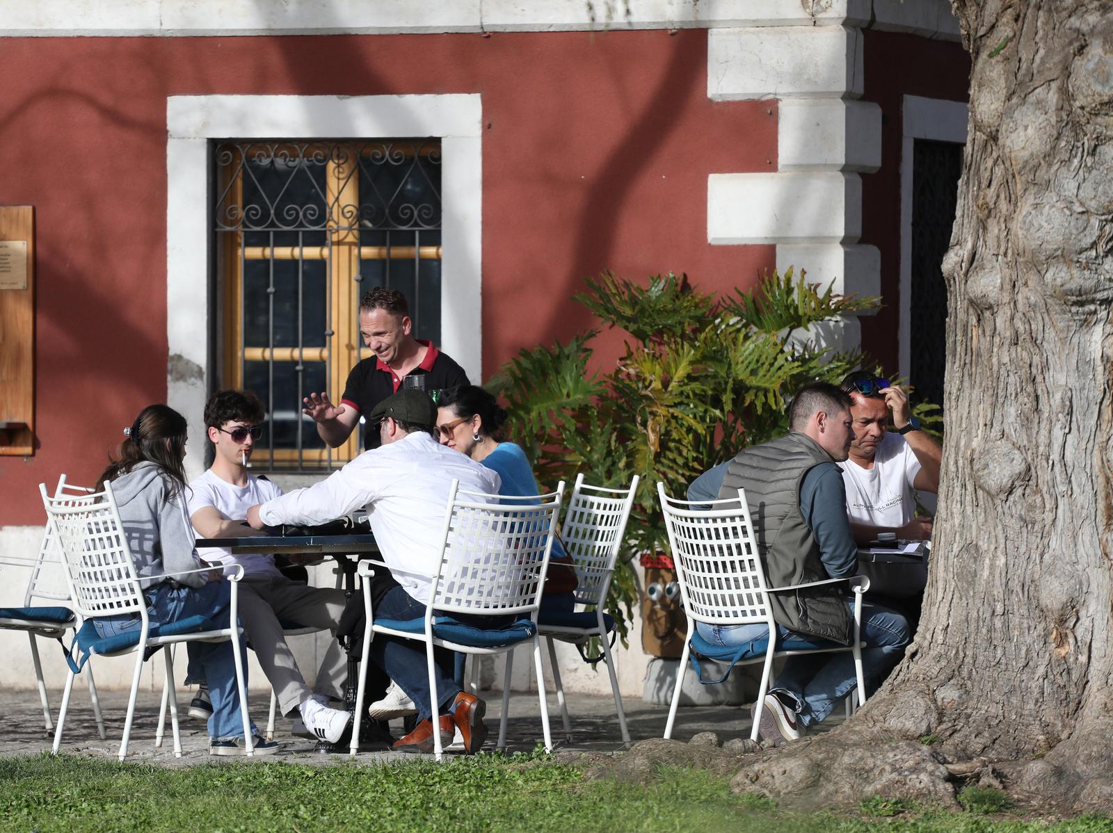 05.04.2024., Sibenik - Lijepo i suncano poslijepodne na sibenskoj rivi, setaju domaci i turisti. Photo: Dusko Jaramaz/PIXSELL