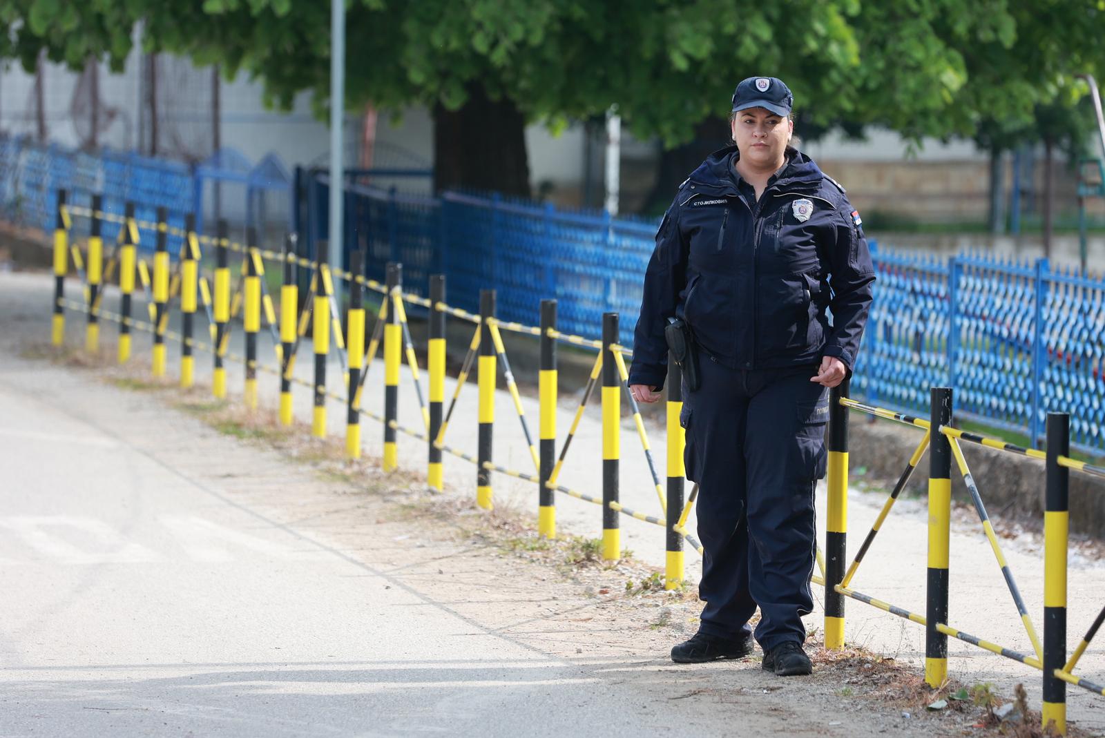 05.05.2023., Dubona, Srbija - Policija osigurava podrucje u selu Dubona kod Mladenovca gdje je sinoc doslo do pucnjave u kojoj je ubijeno osmero ljudi, a ranjeno ih je najmanje 15. Policija je pokrenula akciju "Vihor" i na teren poslala sve raspolozive snage. Photo: Davor Javorovic/PIXSELL
