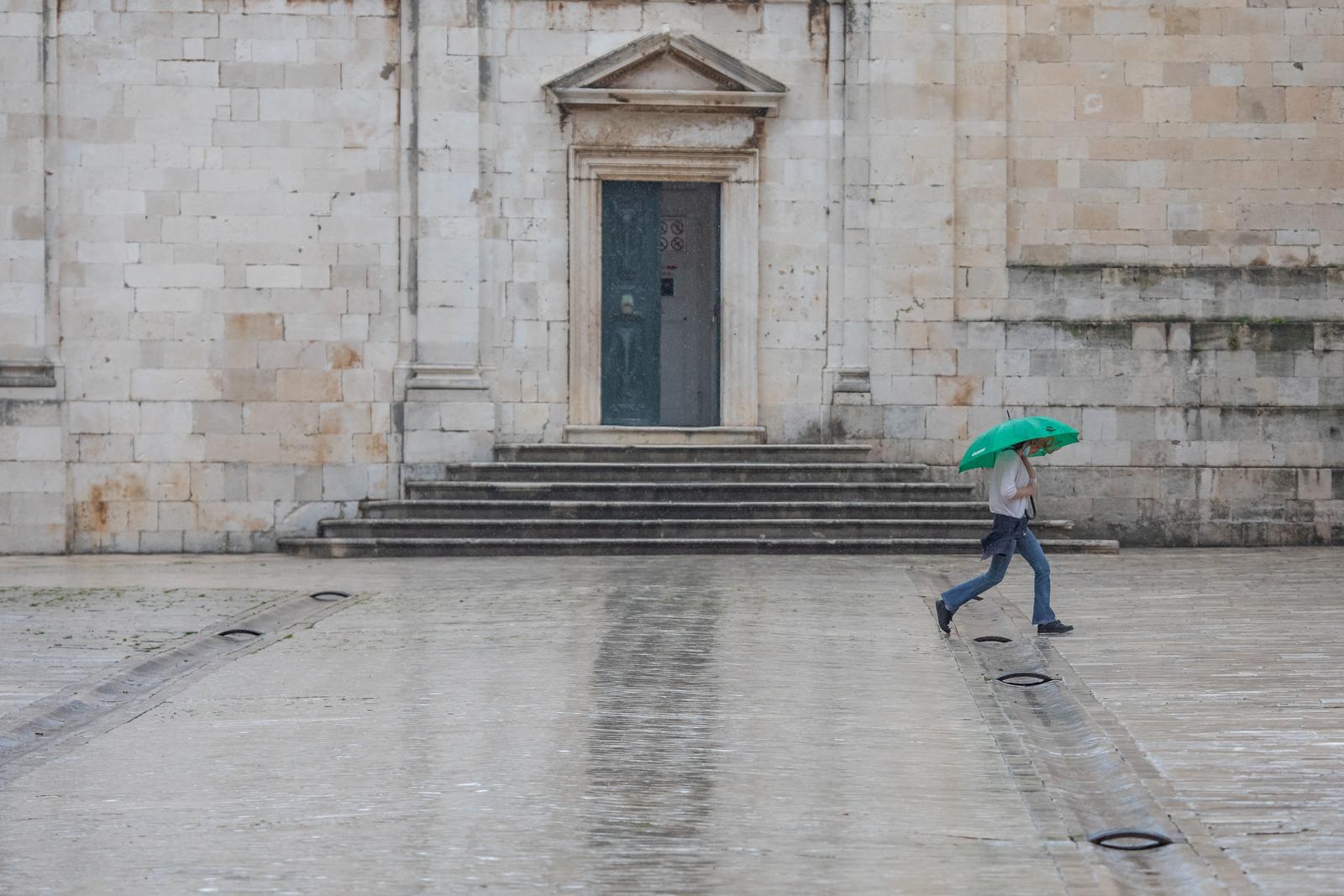 05.06.2020., Stara gradska jezgra, Dubrovnik -  Kisno i hladno vrijeme u Dubrovniku.rPhoto: Grgo Jelavic/PIXSELL