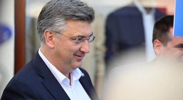 06.04.2024., Zagreb - Andrej Plenković u sklopu predizborne kampanje posjetio Cvjetni trg i družio se s građanima. Photo: Marko Juric/PIXSELL