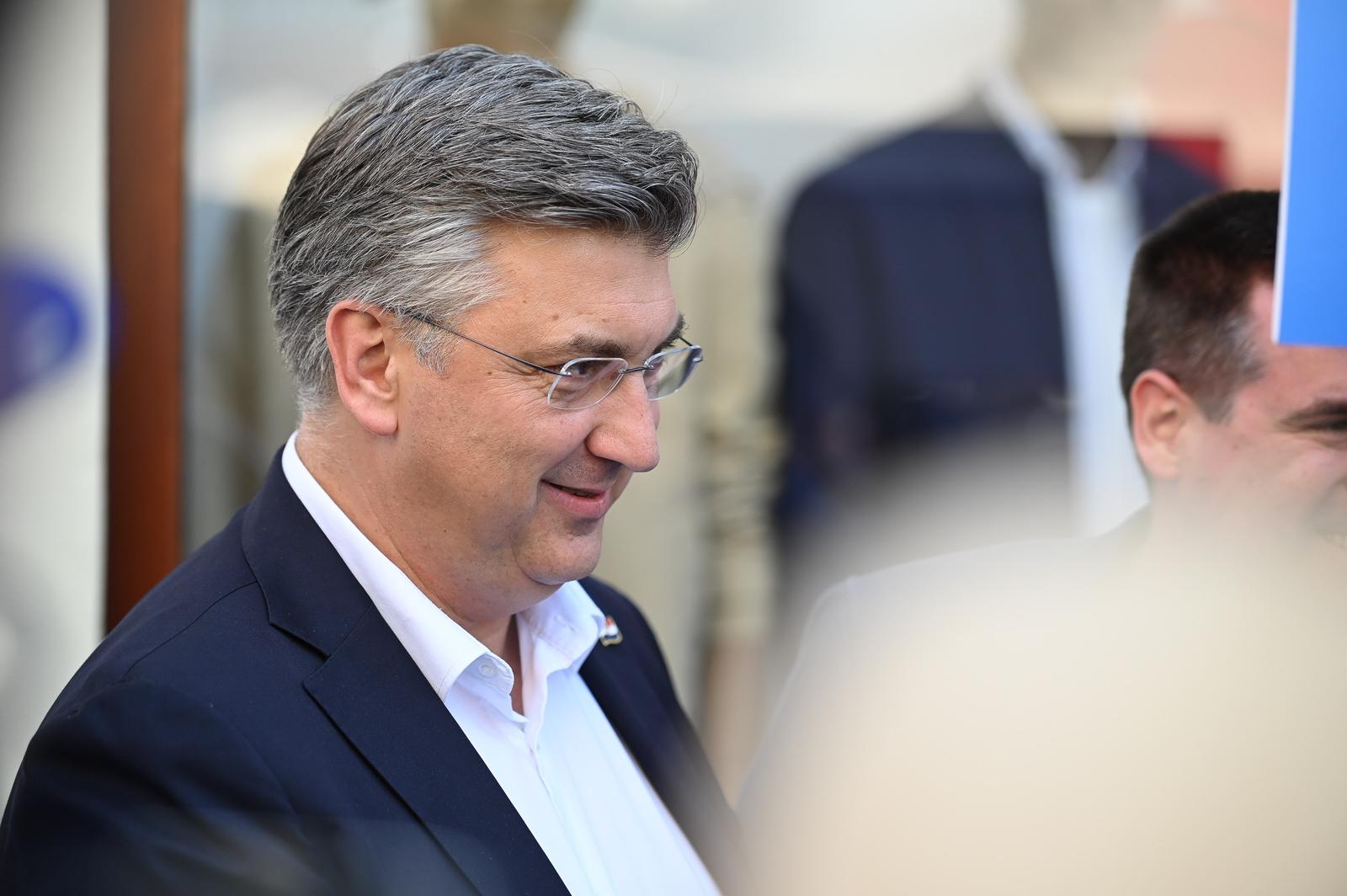 06.04.2024., Zagreb - Andrej Plenković u sklopu predizborne kampanje posjetio Cvjetni trg i družio se s građanima. Photo: Marko Juric/PIXSELL