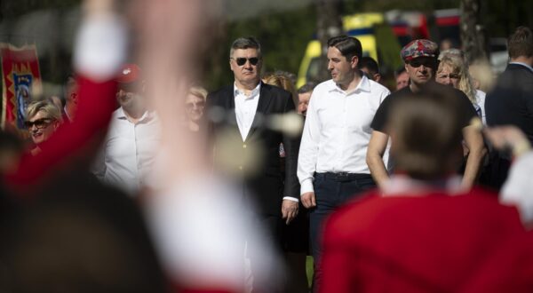 07.04.2024., Bregi Kostelski - Predsjednik republike Zoran Milanovic sudjelovao je na tradoicionalnoj manifestaciji Kostelska uskrsna pistola i pridruzio se svecanoj povorci povijesnih postojbi i gradjana do kapeleSv. Stjepana. Photo: Igor Soban/PIXSELL