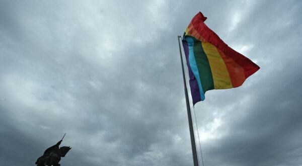 07.06.2017., Zagreb - Zastave duginih boja na Trgu kralja Tomislava najavljuju 16. Zagreb Pride pod sloganom "Slobodan zivot pocinje ponosom. Zastava duginih boja ili dugina zastava, katkad i zastava LGBT-ovskog ponosa i zastava gejskog ponosa simbol je zajednice LGBT-a koji se koristi od 1970-ih. Danas je najrasirenija varijanta od sest boja koje simboliziraju razlicitost zajednice. rPhoto: Sanjin Strukic/PIXSELL