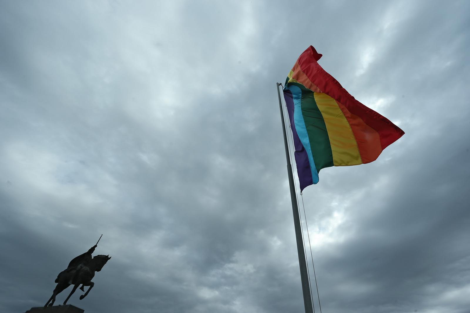 07.06.2017., Zagreb - Zastave duginih boja na Trgu kralja Tomislava najavljuju 16. Zagreb Pride pod sloganom "Slobodan zivot pocinje ponosom. Zastava duginih boja ili dugina zastava, katkad i zastava LGBT-ovskog ponosa i zastava gejskog ponosa simbol je zajednice LGBT-a koji se koristi od 1970-ih. Danas je najrasirenija varijanta od sest boja koje simboliziraju razlicitost zajednice. rPhoto: Sanjin Strukic/PIXSELL