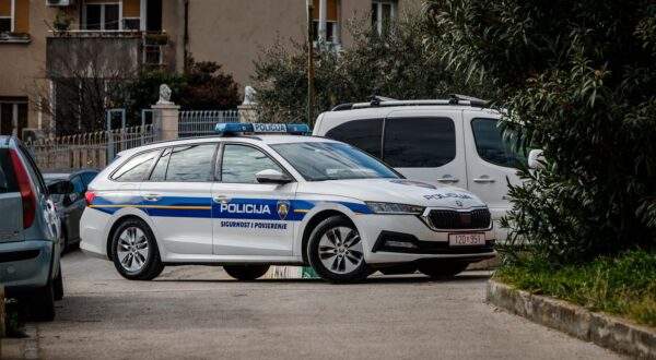 08.02.2024., Split - Ivan Pernar je najavio danas dolazak ispred Osnovne Skole Bol te ga je policija cekala medjutim nije se pojavio. Photo: Zvonimir Barisin/PIXSELL