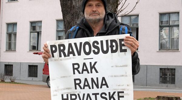08.03.2013., Sisak - Varazdinac Zeljko Knapic vec dulje vrijeme pjesaci po Hrvatskoj i u svakom gradu gdje se nadje pred zgradom suda prosvjeduje protiv hrvatskog pravosudja.rPhoto: Nikola Cutuk/PIXSELL