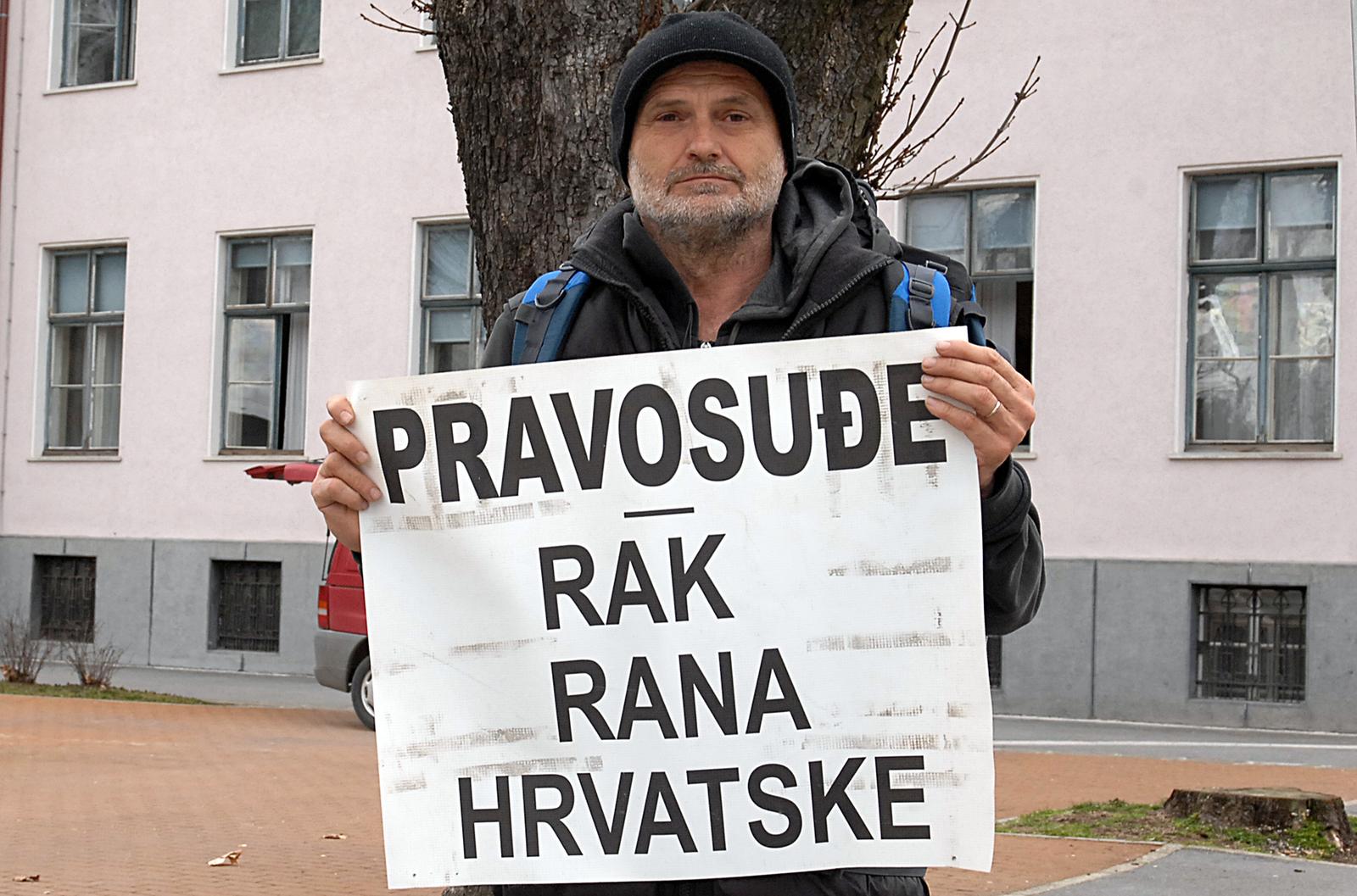 08.03.2013., Sisak - Varazdinac Zeljko Knapic vec dulje vrijeme pjesaci po Hrvatskoj i u svakom gradu gdje se nadje pred zgradom suda prosvjeduje protiv hrvatskog pravosudja.rPhoto: Nikola Cutuk/PIXSELL
