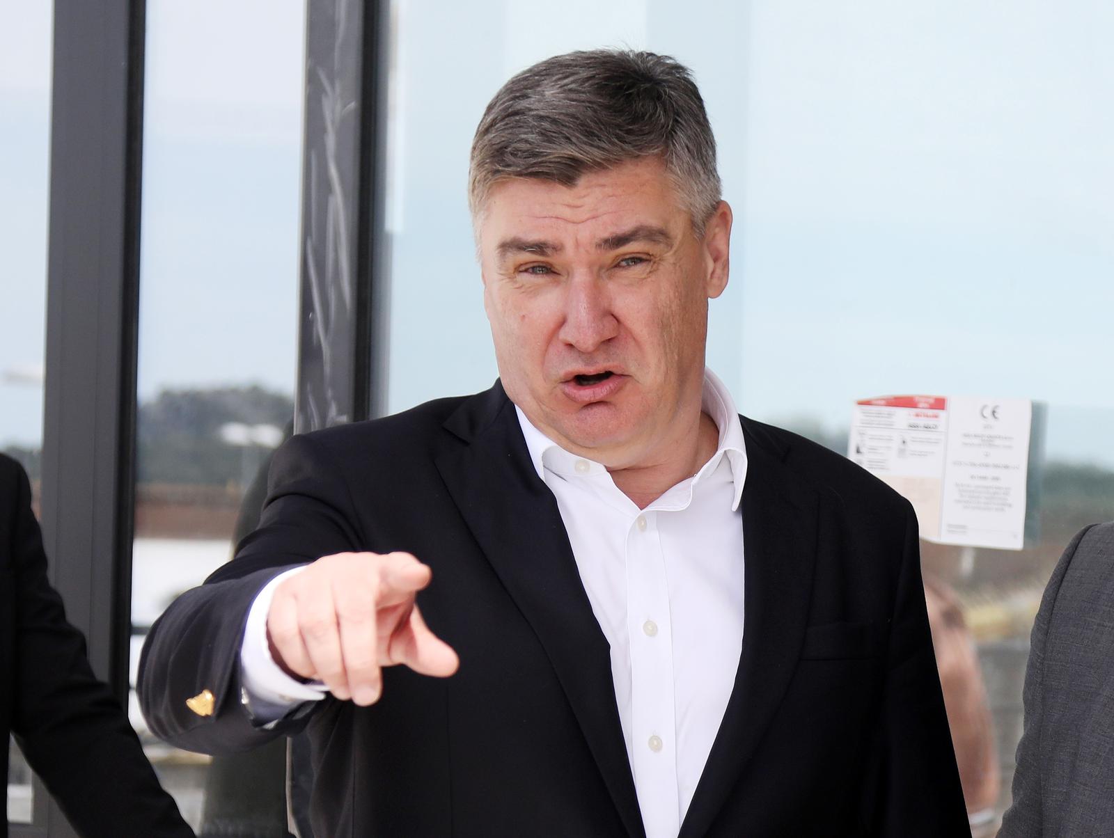 08.04.2024.,Sibenik-Predsjednik Republike i vrhovni zapovjednik Oruzanih snaga Republike Hrvatske Zoran Milanovic posjetio je  Industrijsko-obrtnicku skolu Sibenik.
Prilikom posjeta sa domacinom Markom Jelicem,zupanom, predstavljen mu je  rad Regionalnog centra kompetentnosti ARS MECHANICA.  
Photo: Dusko Jaramaz/PIXSELL Photo: Dusko Jaramaz/PIXSELL
