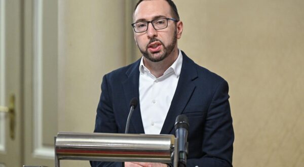 8.4.2024., Zagreb - Gradonacelnik Grada Zagreba Tomislav Tomasevic urucio je ugovore o Stipendiji Grada Zagreba za ucenike i studente romske nacionalne manjine za skolsku/akademsku godinu 2023./2024 s ciljem poticanja pripadnika romske nacionalne manjine na zavrsavanje srednje skole, kao i na nastavak skolovanja u sustavu visokog obrazovanja. Photo: Neva Zganec/PIXSELL