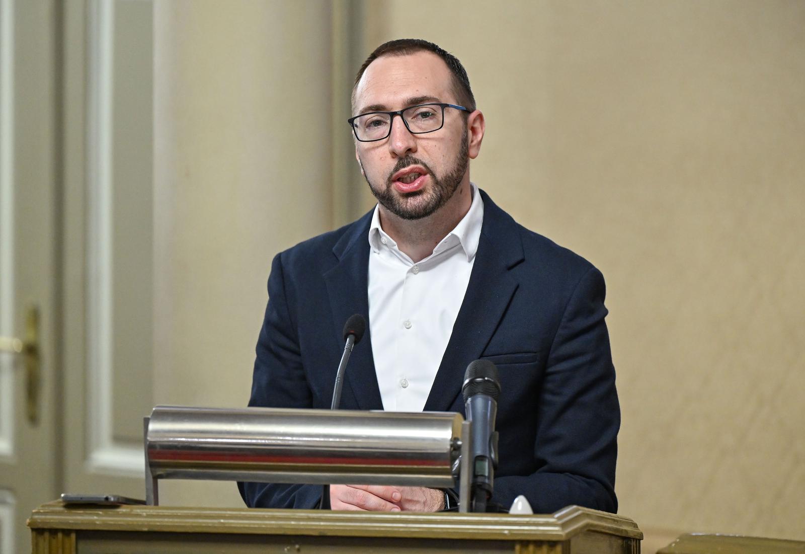 8.4.2024., Zagreb - Gradonacelnik Grada Zagreba Tomislav Tomasevic urucio je ugovore o Stipendiji Grada Zagreba za ucenike i studente romske nacionalne manjine za skolsku/akademsku godinu 2023./2024 s ciljem poticanja pripadnika romske nacionalne manjine na zavrsavanje srednje skole, kao i na nastavak skolovanja u sustavu visokog obrazovanja. Photo: Neva Zganec/PIXSELL