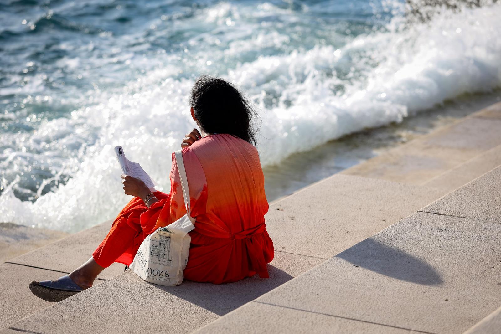 08.04.2024., Zadar - Suncano i toplo vrijeme Zadrani i njihovi turisti iskoristili su za setnju po gradu. Neki su uzivali u suncu a neki su se i okupali Photo: Sime Zelic/PIXSELL
