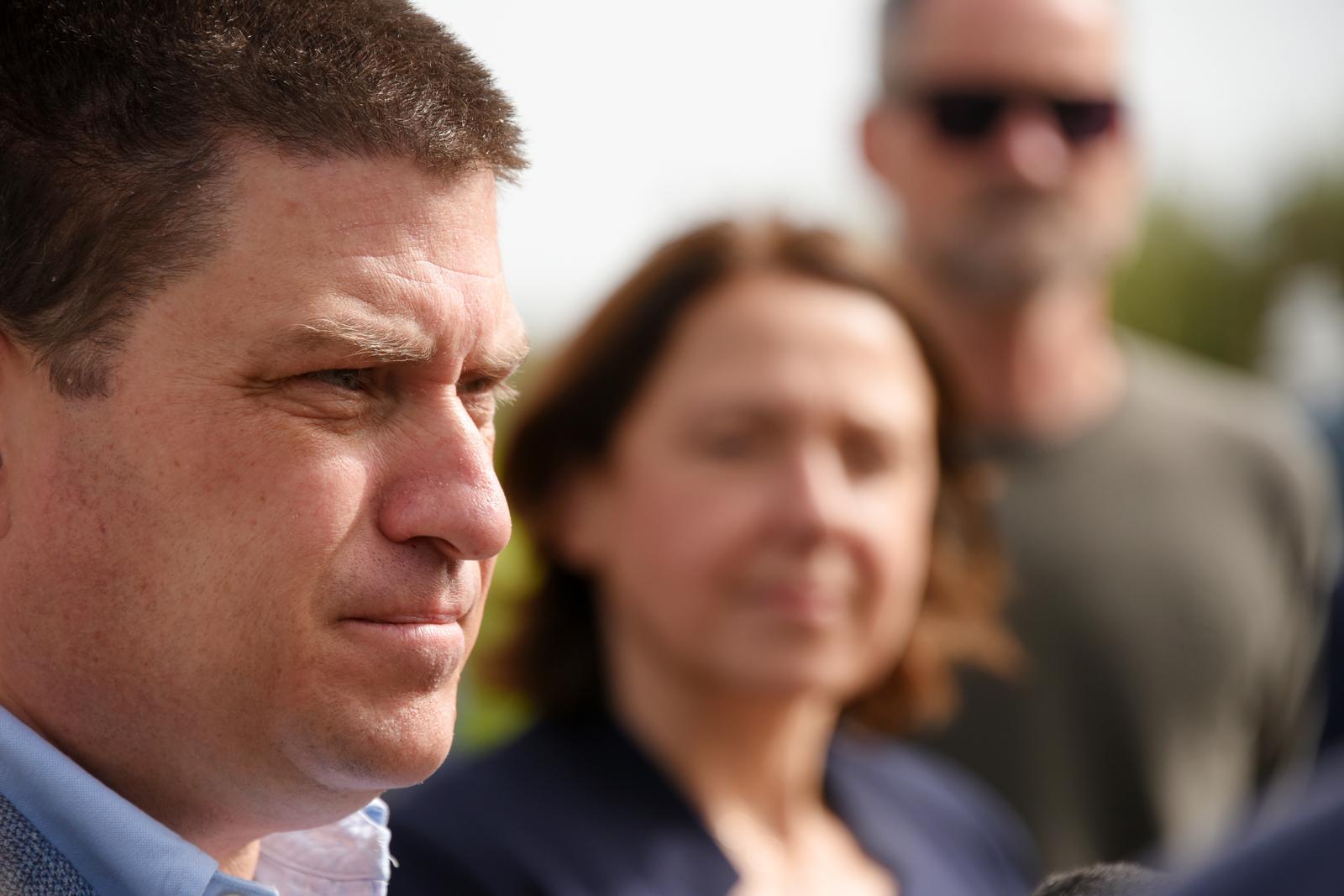 09.04.2024., Ferlini: Potpredsjednik vlade i Ministar mora, prometa i infrastrukture, Oleg Butkovic, u radnom je posjetu u Istri. U mjestu Ferlini nazocio j uvodjenju izvodjaca u posao, a na projektu izvanrednog odrzavanja drzavne ceste DC77 kroz Svetvincenat. Photo: Sasa Miljevic / PIXSELL/PIXSELL