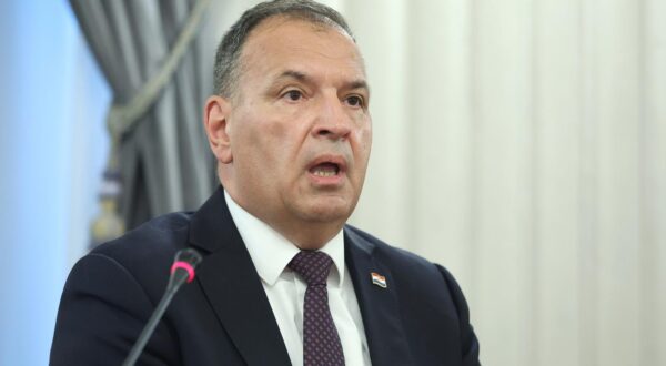 09.04.2024., Zagreb, Novinarski dom. Zbor zdravstvenih i medicinskih novinara HND-a i Udruga poslodavaca u zdravstvu Hrvatske organizirali su predstavljanje zdravstvenih programa stranaka ili koalicija za koje predizborne ankete pokazuju prolazak preko izbornog praga pod naslovom: "Kakvo zdravstvo zelimo u buducnosti?". Svaka stranka predstavila je program putem prezentacije, a kroz diskusiju su razgovarali o temama: Financiranje zdravstvenog sustava, Pacijenti, Primarna zdravstvena zastita, Bolnice i specijalizirane usluge, Zdravstveni kadar, Partnerstvo s privatnim sektorom te Inovacije i tehnoloski napredak. Na panelu su sudjelovali: Vili Beros (HDZ), Sara Medved (SDP), Ivana Kekin (Mozemo!), Ivan Bekavac (Most) i Damir Biloglav (Domovinski pokret). Photo: Sanjin Strukic/PIXSELL