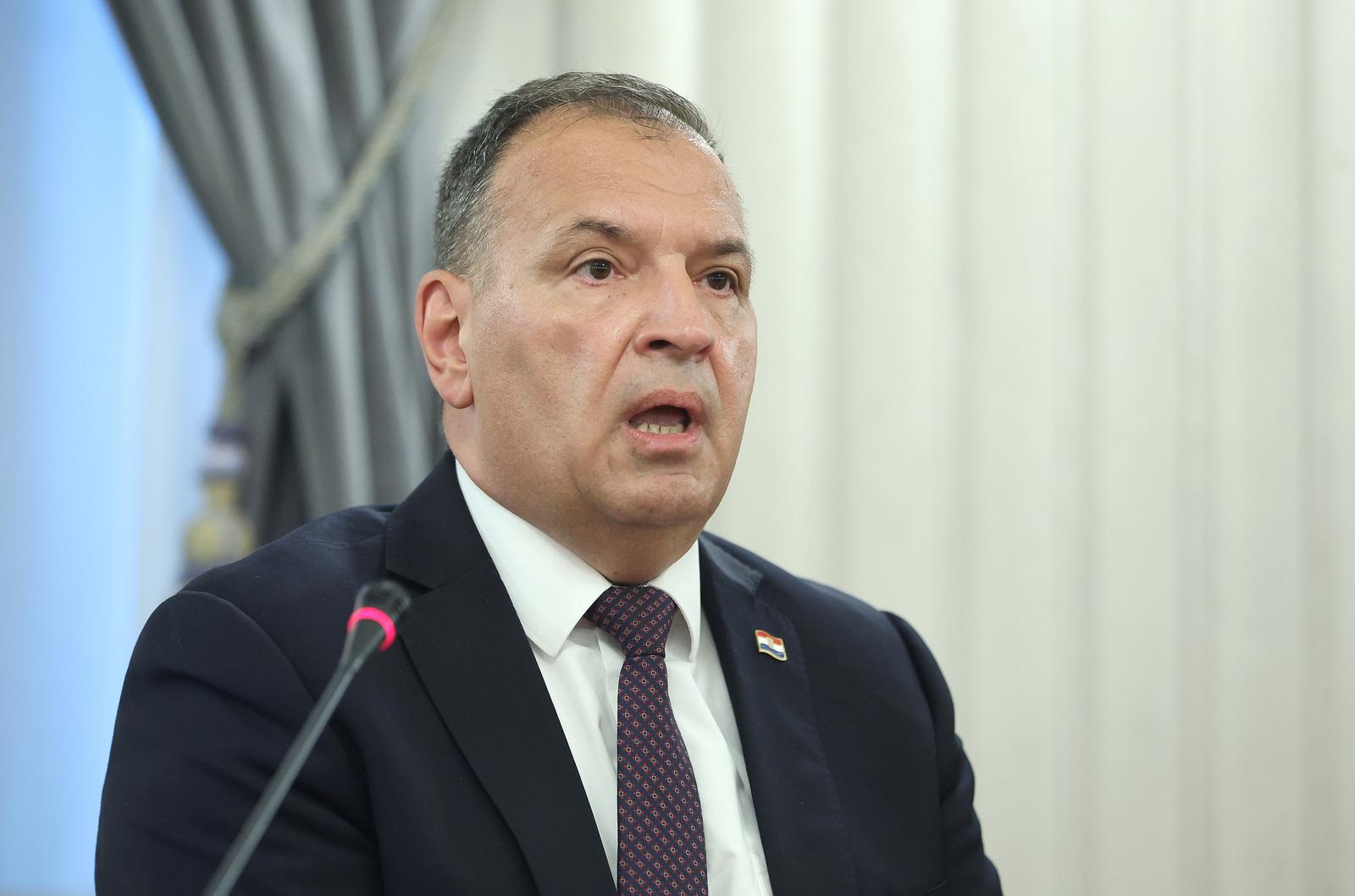 09.04.2024., Zagreb, Novinarski dom. Zbor zdravstvenih i medicinskih novinara HND-a i Udruga poslodavaca u zdravstvu Hrvatske organizirali su predstavljanje zdravstvenih programa stranaka ili koalicija za koje predizborne ankete pokazuju prolazak preko izbornog praga pod naslovom: "Kakvo zdravstvo zelimo u buducnosti?". Svaka stranka predstavila je program putem prezentacije, a kroz diskusiju su razgovarali o temama: Financiranje zdravstvenog sustava, Pacijenti, Primarna zdravstvena zastita, Bolnice i specijalizirane usluge, Zdravstveni kadar, Partnerstvo s privatnim sektorom te Inovacije i tehnoloski napredak. Na panelu su sudjelovali: Vili Beros (HDZ), Sara Medved (SDP), Ivana Kekin (Mozemo!), Ivan Bekavac (Most) i Damir Biloglav (Domovinski pokret). Photo: Sanjin Strukic/PIXSELL