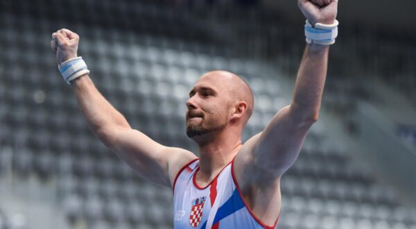09.06.2022., Osijek - Prvi dan gimnasticarskog natjecanja DOBRO World CUP Osijek 2022. u sportskoj dvorani Gradski vrt. Kvalifikacije, konj s hvataljkama. Robert Seligman Photo: Dubravka Petric/PIXSELL