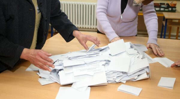 11.01.2015., Zagreb - Biracki odbor na glasackom mjestu 152 u Osnovnoj skoli Otok otvara glasacke kutije te prebrojava glasove.rPhoto: Luka Stanzl/PIXSELL