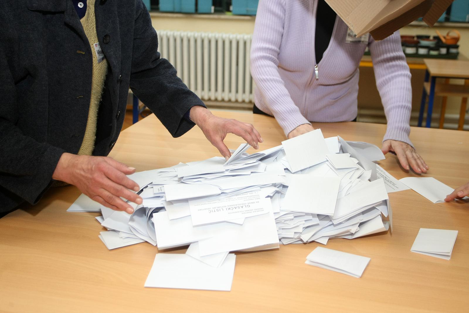 11.01.2015., Zagreb - Biracki odbor na glasackom mjestu 152 u Osnovnoj skoli Otok otvara glasacke kutije te prebrojava glasove.rPhoto: Luka Stanzl/PIXSELL