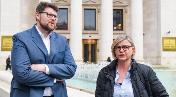11.04.2023., Zagreb - Koordinatorica Možzemo! Sandra Bencic i predsjednik SDP Hrvatske Pedja Grbin odrzali sastanak s guvernerom Hrvatske narodne banke Borisom Vujcicem, na temu zahtjeva Mozemo! i SDP-a da HNBc do donosenja zakona kojim ce se regulirati agencije i njihovo postupanje, stavi moratorij na prodaju plasmana koji proizlaze iz potrosackih ugovora, ukljucujuci i stambeno potrosacke ugovore o kreditu. Photo: Josip Regovic/PIXSELL